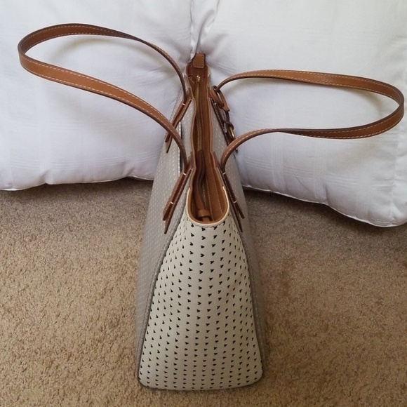 New! FOSSIL Light Grey/Creamish Printed Handbag. - Picture 4 of 8